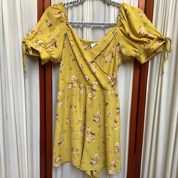 Ten Sixty Sherman Women Jr Yellow Floral Smocked Back Romper Puff Sleeve Size M - Picture 1 of 7